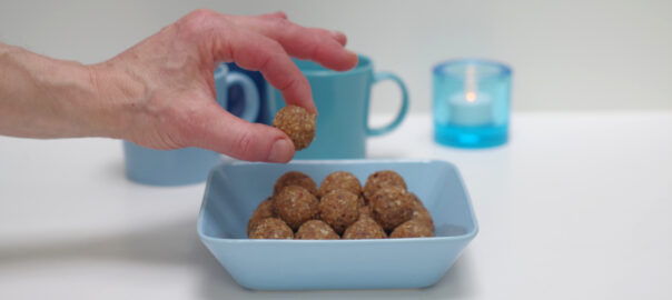 A blue plate with speculoos nut balls