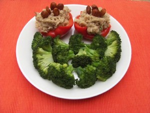 Une photo d'un déjeuner avec des poivrons farcies végétaliennes