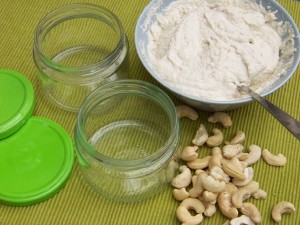 Une photo d'un fromage végétalien fait maison à base de noix de cajou