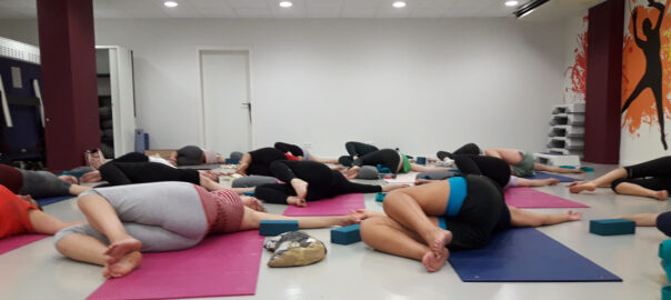 Photo d'un cours de yoga au travail