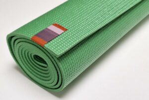 Tapis de yoga vert printemps de près