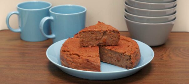 Un pudding au pain rond sur une assiette bleue