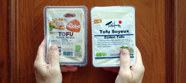 Foto van twee zijden tofu's