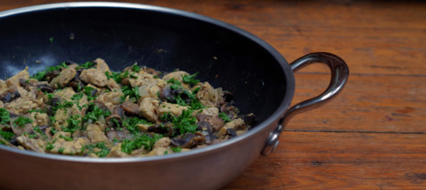 Foto van een pan met tempeh en champignons