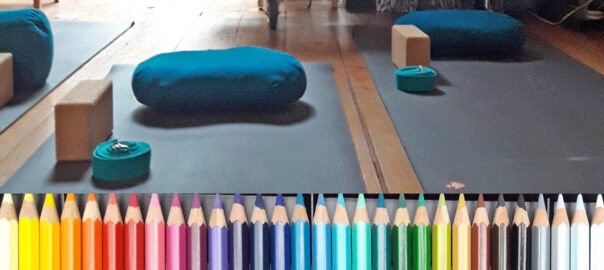Foto van yogamatten en kleurpotloden