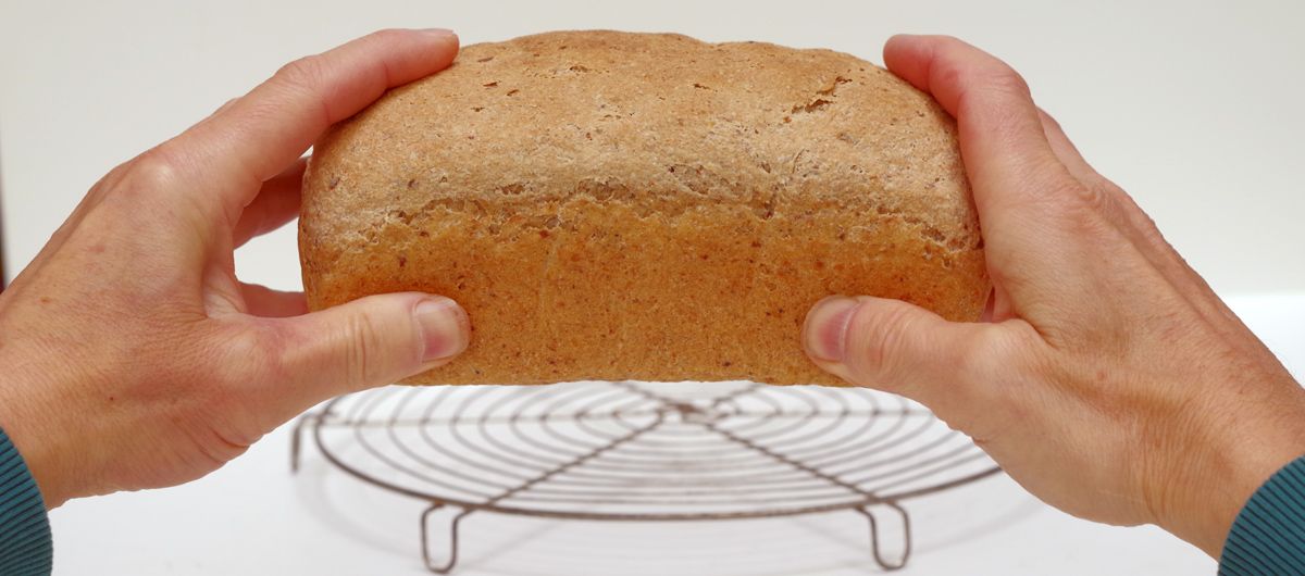 Foto van handen die een brood vasthouden