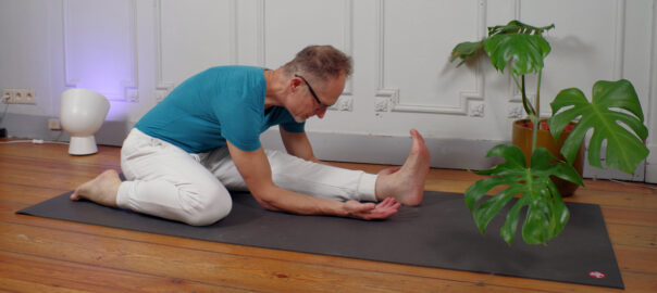 Foto van de halve zadelhouding Deep Stretch Yin Yoga