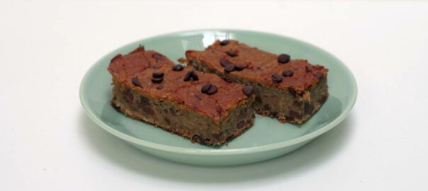 Twee blondies van kikkererwten op een bord