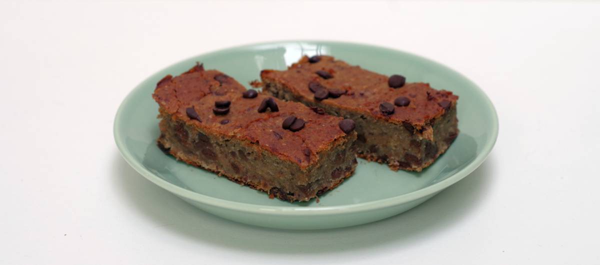 Twee blondies van kikkererwten op een bord