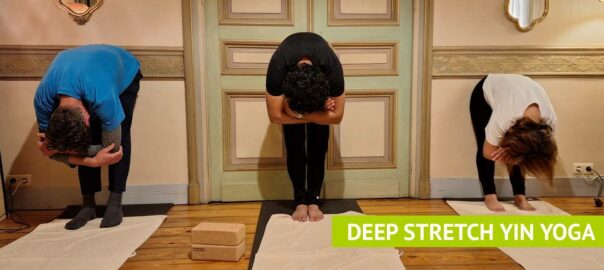 Drie yoga beoefenaars in een yin yoga houding