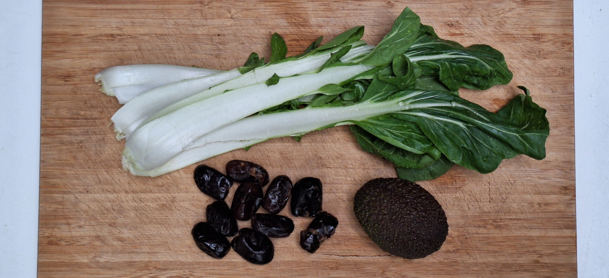 Foto van paksoi, avocado en dadels