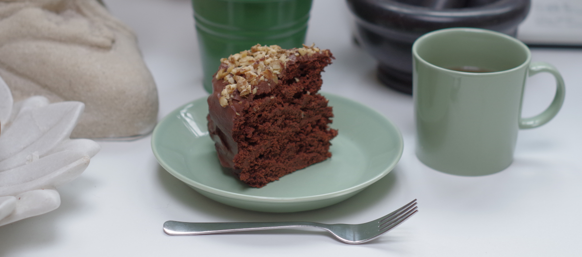 Een part plantaardige chocoladetaart