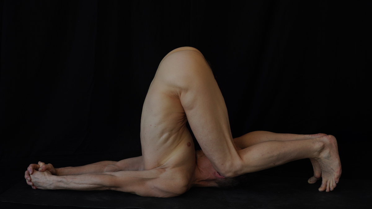 Foto van een ongeklede man in de slakhouding